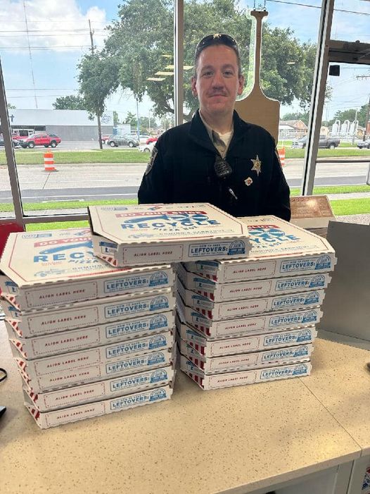 Dominos Pizza in Chalmette treated some of our deputies to lunch today in appreciation of their ded